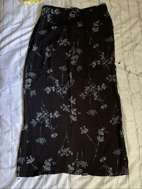 Size 6 Vintage Old Navy Black Maxi Skirt with Light Gray Floral Print With Back